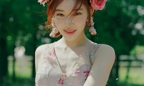 Nữ ca sĩ Chung Ha mắc Covid-19